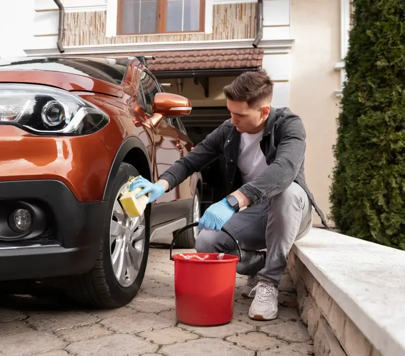 Lavage auto à domicile Murat-le-Quaire : professionnel intervenant sur un véhicule